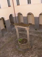 Interno del complesso di
Santa Maria Novella a Bracciano
- cortile interno con pozzo
(10823 bytes)